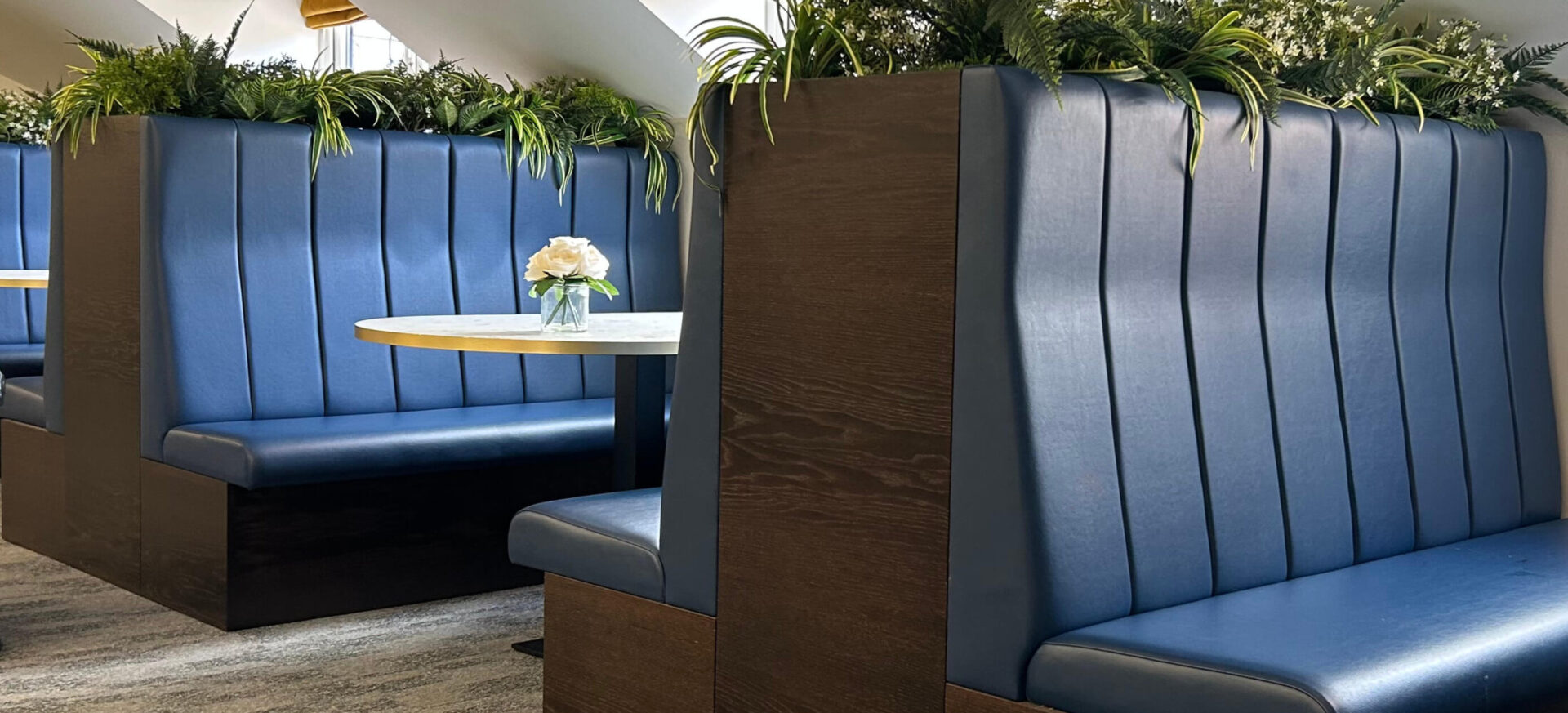 Cosmopolitan Fluted Backrest with bespoke planter, standard seat and 1200mm high overall (7)