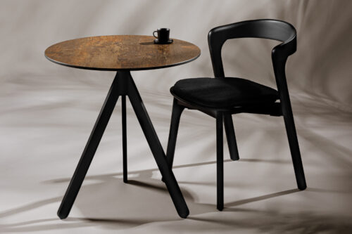 Nina side chair in black with black seat pad, paired with the Fly folding dining table from Flexfurn.